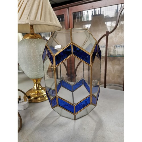 23 - 2x modern ceramic table lamps along with a vintage brass oil lamp and a blue and clear glass shade