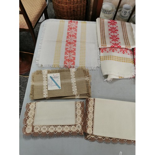 35 - Quantity of good quality linen, inc napkins, table cloths, some of the linen is as new with tags