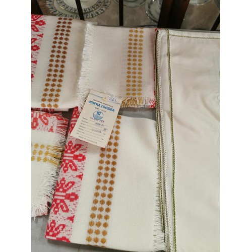 35 - Quantity of good quality linen, inc napkins, table cloths, some of the linen is as new with tags