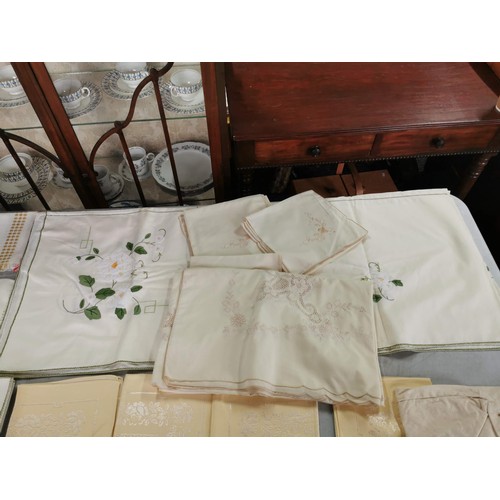 35 - Quantity of good quality linen, inc napkins, table cloths, some of the linen is as new with tags