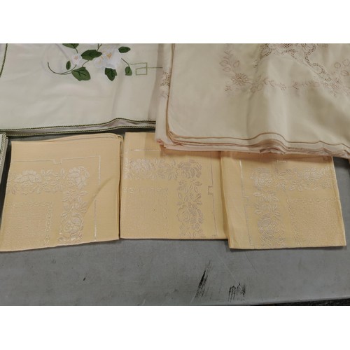 35 - Quantity of good quality linen, inc napkins, table cloths, some of the linen is as new with tags