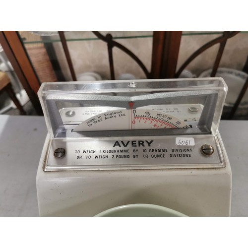 40 - A set of vintage Avery scales in good order with visible dial to the top removable plastic dish for ... 