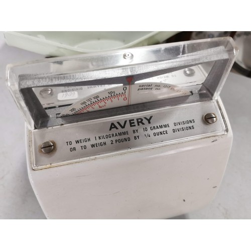 40 - A set of vintage Avery scales in good order with visible dial to the top removable plastic dish for ... 