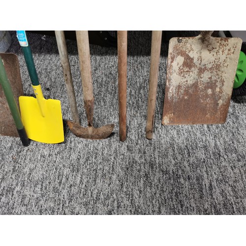 85 - Quantity of garden tools inc spades, shovels, rakes and hoes etc