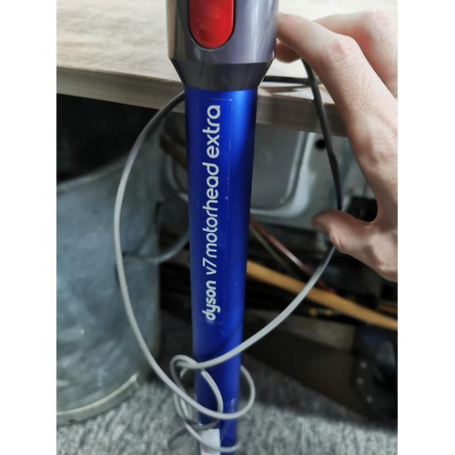 108 - Dyson V7 motor head extra cordless vacuum cleaner has been reconditioned complete with wall mount an... 