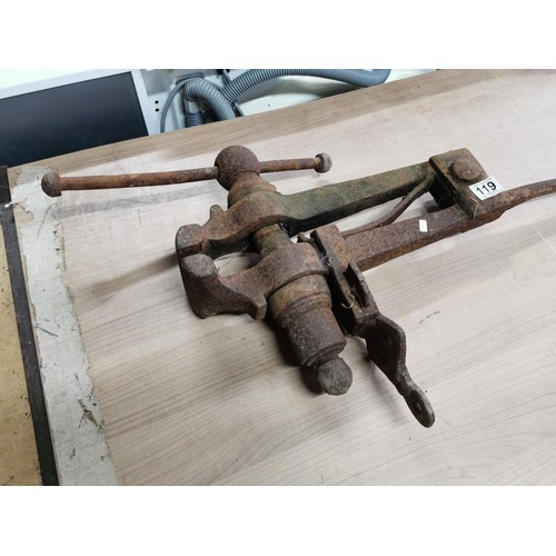 119 - Floor standing vintage iron vice 100cm