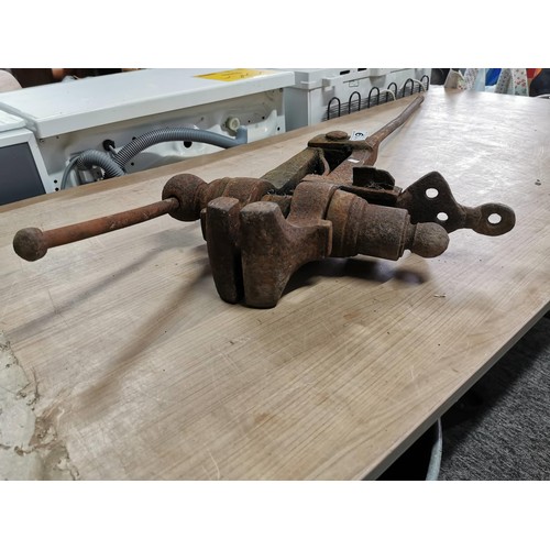 119 - Floor standing vintage iron vice 100cm