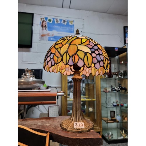 310 - A pretty ornate tiffany style table lamp with a grape and leaf design in excellent condition with no... 