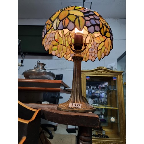 310 - A pretty ornate tiffany style table lamp with a grape and leaf design in excellent condition with no... 