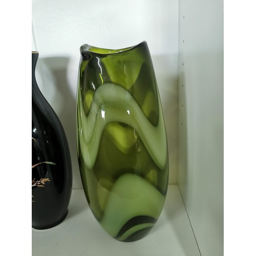 166 - Collection of 3x vases inc an art glass swirl design and a tall ribbed design vase along with a pres... 