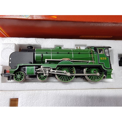 185 - A boxed Hornby R380 Southern Schools class V Stowe 928 smoke unit with box and track tested in excel... 