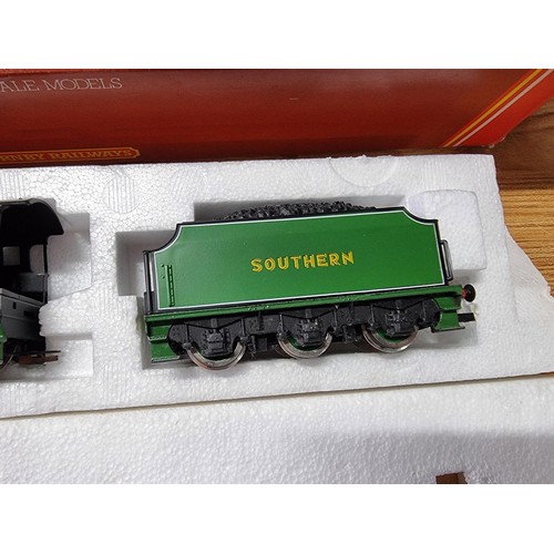 185 - A boxed Hornby R380 Southern Schools class V Stowe 928 smoke unit with box and track tested in excel... 