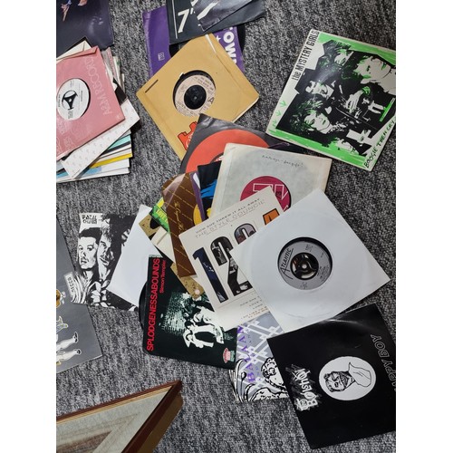 195 - A large box of LP vinyl records and 45rpm single records, to include some good bands and artists, Jo... 