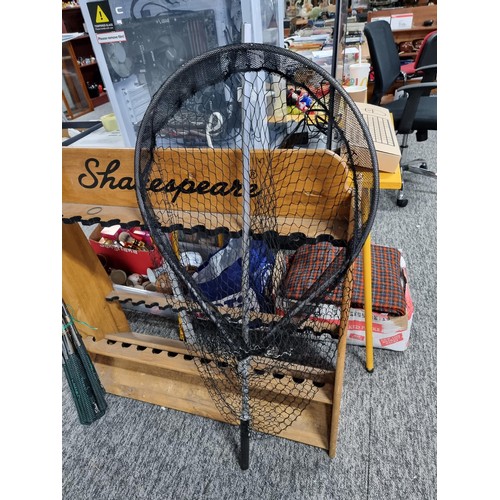 211 - A fisherman's landing net for salmon or trout extendable in good clean condition.