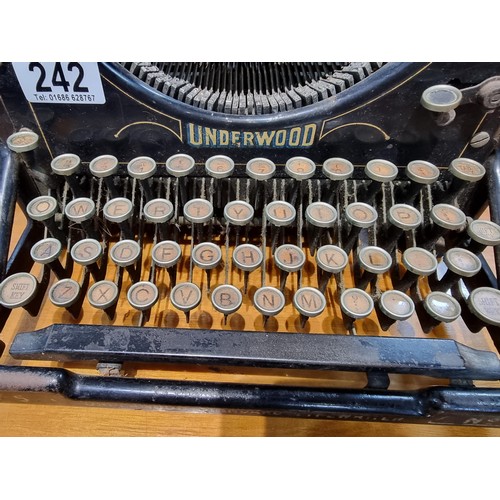 241 - An antique Underwood NO. 5 typewriter in good antique condition, displays well. Height 23cm, width 3... 