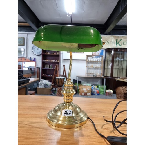 252 - A good quality bankers lamp with a green glass shade, in clean condition but requires a new plug. Ha... 