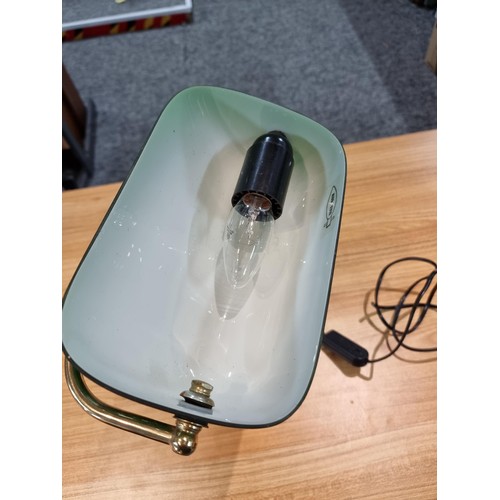 252 - A good quality bankers lamp with a green glass shade, in clean condition but requires a new plug. Ha... 