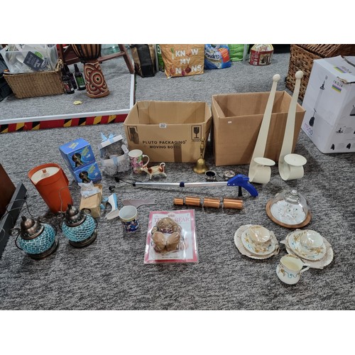 257 - 2 boxes of collectable odds to include 2x brass tealight lanterns, 2 boxed strip mugs, graduating co... 