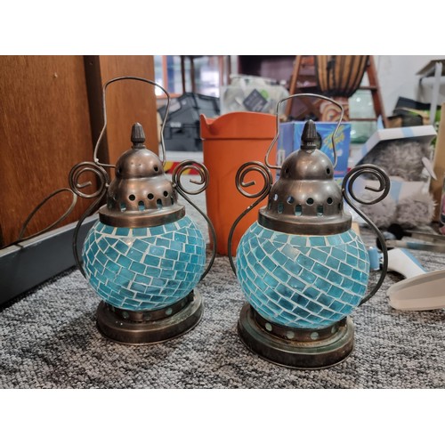 257 - 2 boxes of collectable odds to include 2x brass tealight lanterns, 2 boxed strip mugs, graduating co... 