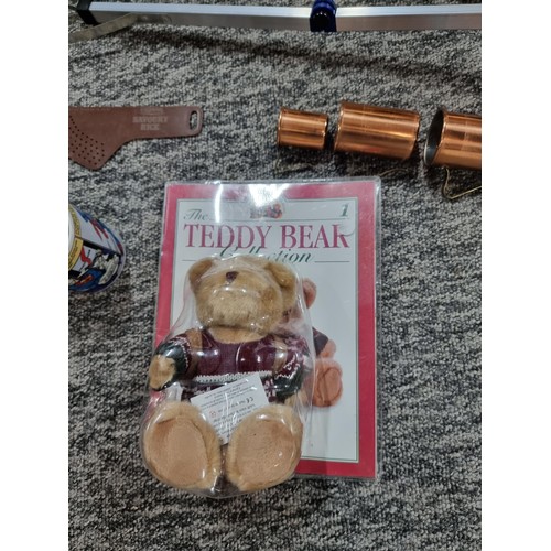 257 - 2 boxes of collectable odds to include 2x brass tealight lanterns, 2 boxed strip mugs, graduating co... 