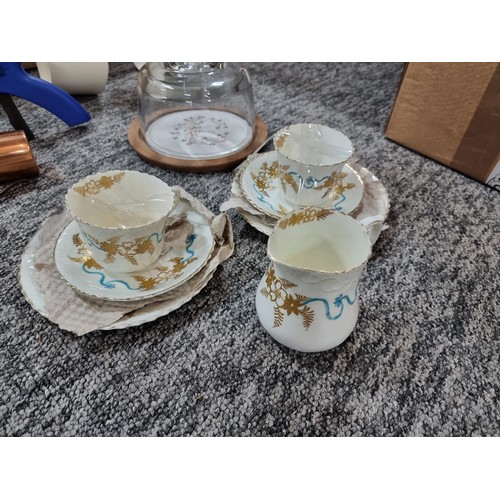 257 - 2 boxes of collectable odds to include 2x brass tealight lanterns, 2 boxed strip mugs, graduating co... 