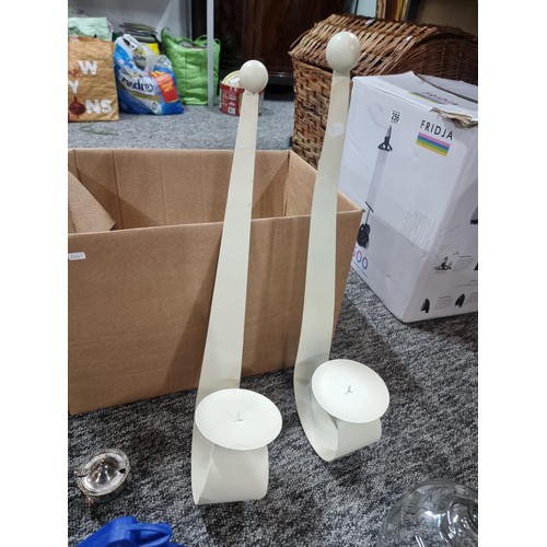 257 - 2 boxes of collectable odds to include 2x brass tealight lanterns, 2 boxed strip mugs, graduating co... 