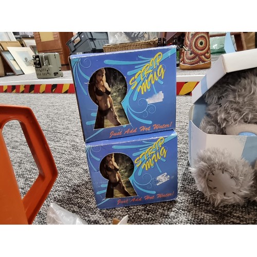 257 - 2 boxes of collectable odds to include 2x brass tealight lanterns, 2 boxed strip mugs, graduating co... 