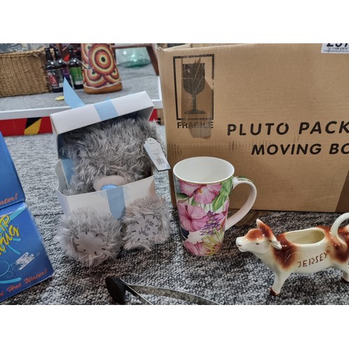 257 - 2 boxes of collectable odds to include 2x brass tealight lanterns, 2 boxed strip mugs, graduating co... 