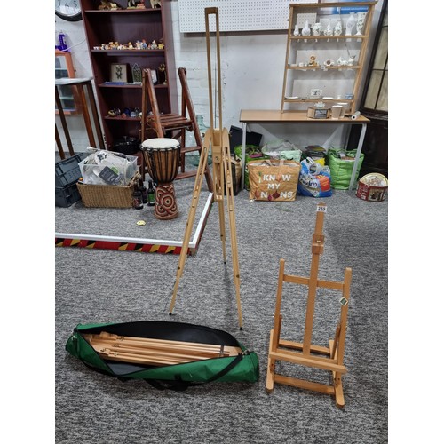 259 - 3x good wooden artists easels including a cased ease all in good condition.