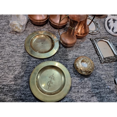 263 - A box of odds containing mostly copperware including copper jugs, bed pans, lanterns, etc.
