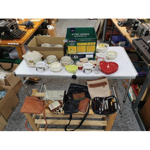 278 - A collection of collectables inc a Shell Petrol soup set from the 1970's/80's along with a collectio... 