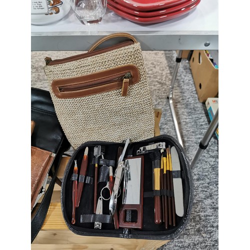 278 - A collection of collectables inc a Shell Petrol soup set from the 1970's/80's along with a collectio... 