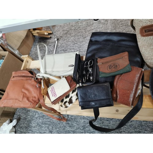 278 - A collection of collectables inc a Shell Petrol soup set from the 1970's/80's along with a collectio... 