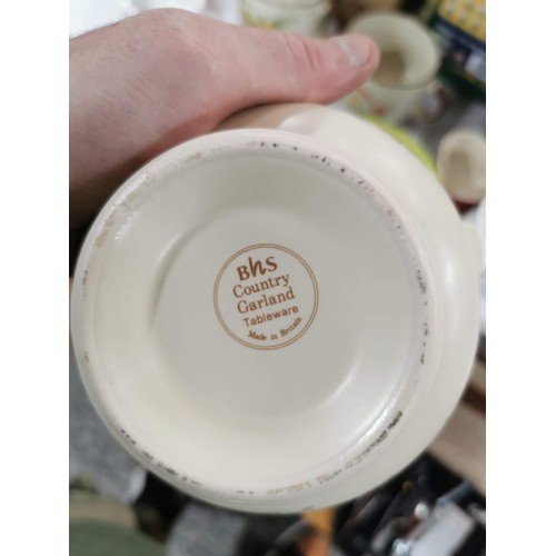 278 - A collection of collectables inc a Shell Petrol soup set from the 1970's/80's along with a collectio... 