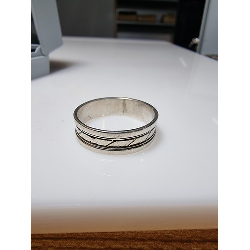 316 - A chunky 925 silver gents ring, in good clean condition and marked 925. Size V to W, boxed.