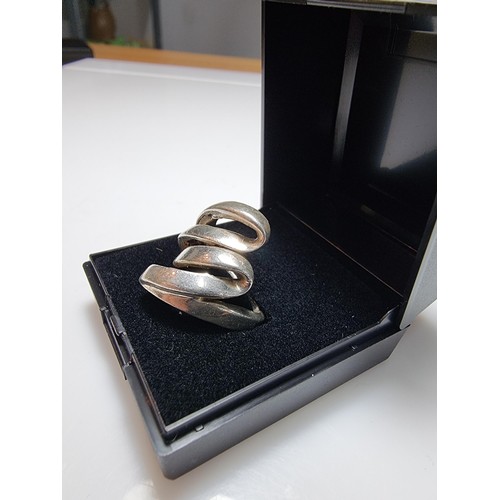 317 - A 925 silver ring with a fluid design, in clean condition and boxed, marked 925. Size L.
