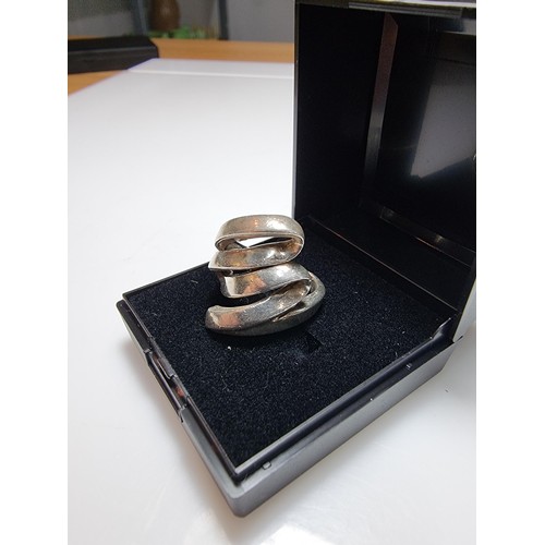 317 - A 925 silver ring with a fluid design, in clean condition and boxed, marked 925. Size L.