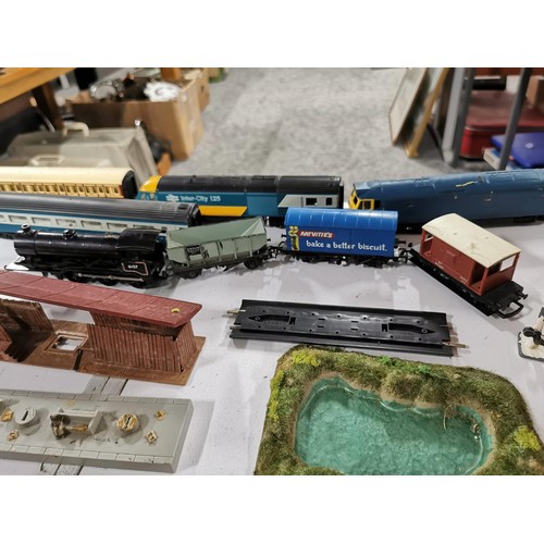 281 - Box containing a quantity of trains and accessories, inc Hornby intercity 125 x2 , intercity carriag... 