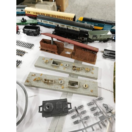 281 - Box containing a quantity of trains and accessories, inc Hornby intercity 125 x2 , intercity carriag... 