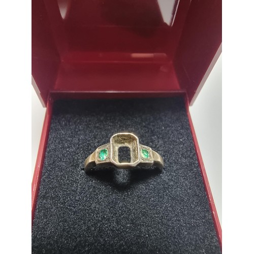 351 - A 9ct gold and silver ring with green stones, unfortunately centre stone is missing. size N.