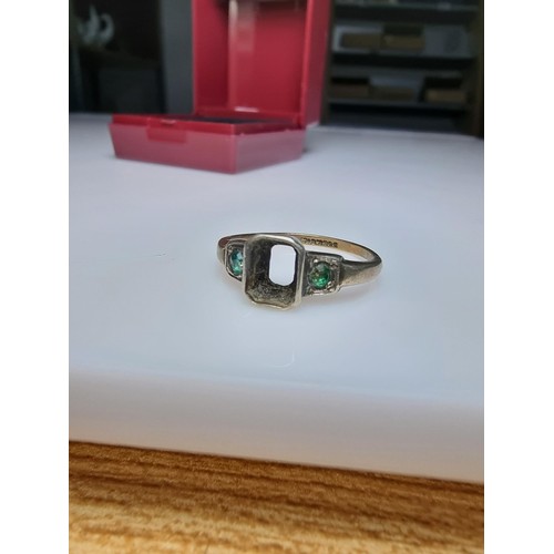 351 - A 9ct gold and silver ring with green stones, unfortunately centre stone is missing. size N.