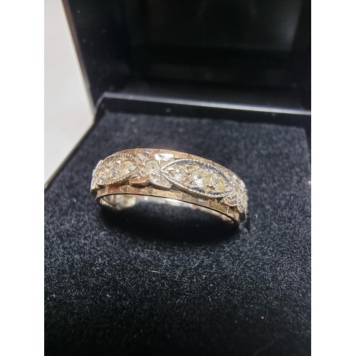352 - A hallmarked 9ct 2 tone gold ring with yellow gold outer and white gold inner, in good clean conditi... 