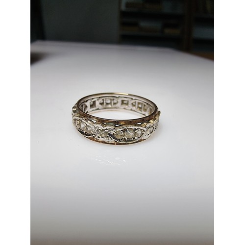 352 - A hallmarked 9ct 2 tone gold ring with yellow gold outer and white gold inner, in good clean conditi... 