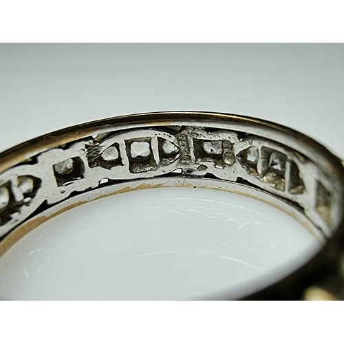 352 - A hallmarked 9ct 2 tone gold ring with yellow gold outer and white gold inner, in good clean conditi... 