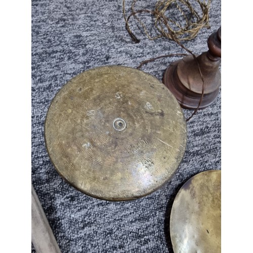 265 - A box of collectables to include a good vintage washboard, heavy copper lamp, brassware, etc.