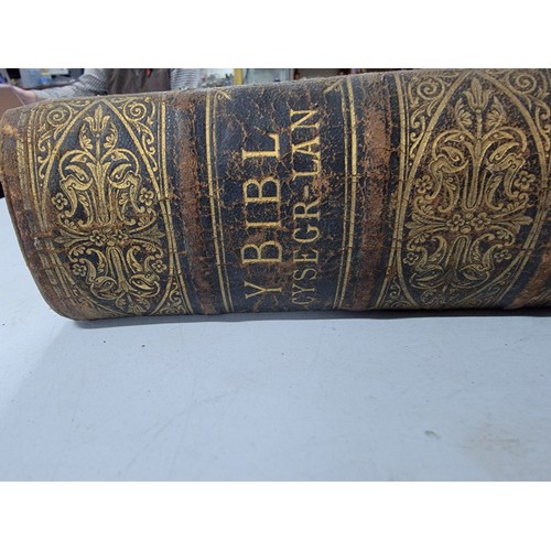 19 - Antique welsh bible Efengyl Gogoniant Bendigedig Ddew dating to 1880 in need of restoration first pa... 