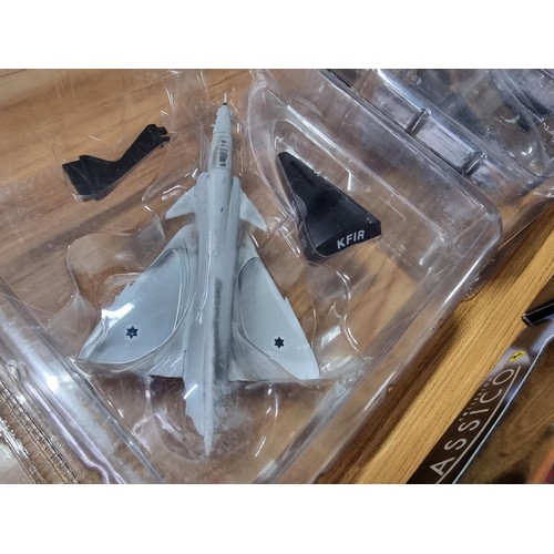 267 - A quantity of new and sealed die-cast vehicles to include 4x diecast model planes with stands and 4x... 