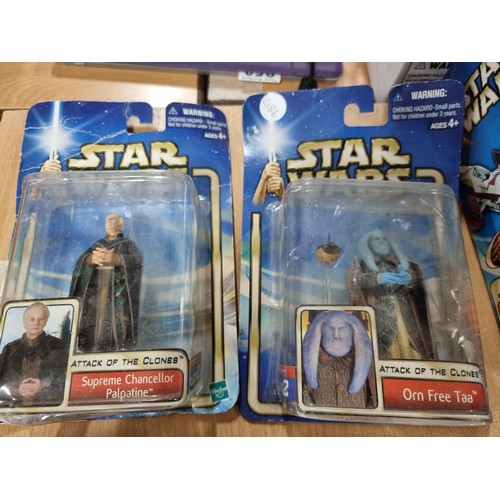 269 - A large Star Wars lot to include a quantity of Star Wars figures which includes earlier Kenner figur... 