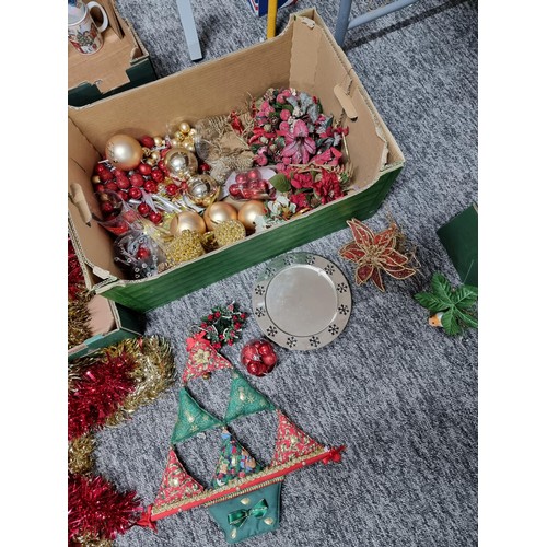 279 - 3x boxes full of various Christmas decorations to include tree toppers, a lovely vintage set of Wool... 