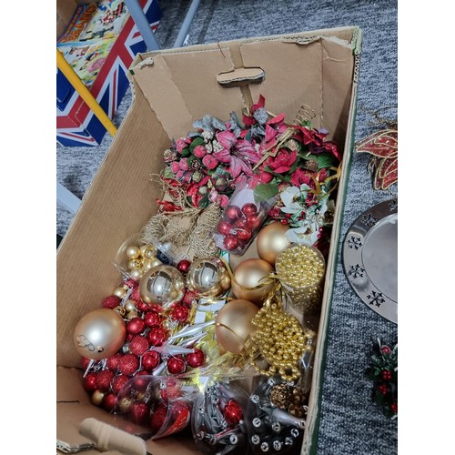 279 - 3x boxes full of various Christmas decorations to include tree toppers, a lovely vintage set of Wool... 